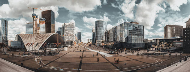 Panoramiczny widok o wysokiej rozdzielczości z dzielnicy biznesowej La Defense w Paryżu, Francja