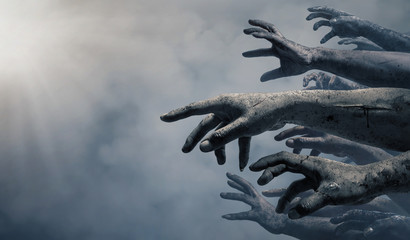 Ręce zombie rosnące w ciemną noc Halloween.