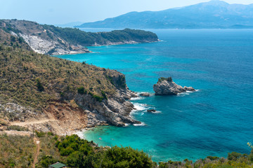 Piękny pejzaż morski. Wyrzucać na brzeg na wybrzeżu morze w Albania, Ksamil, blisko Grecja wyspy Korfu