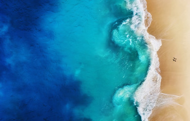 Panorama wybrzeża jako tło z widoku z góry. Turkusowy wodny tło od odgórnego widoku. Seascape lato z powietrza. Wyspa Nusa Penida, Indonezja. Podróż - obraz