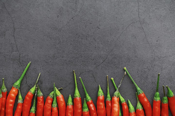 Ostra czerwona papryka. Chilijski pieprz na czarno.