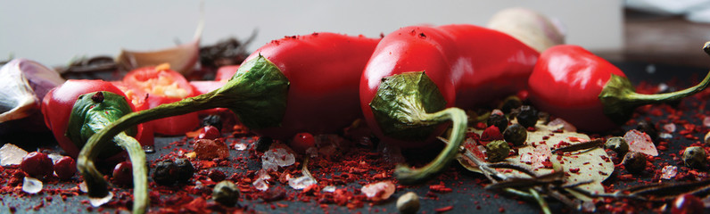 Świeży Chili pieprz na ciemnym tle. Zbliżenie