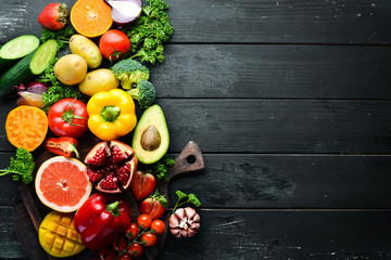 Świeże owoce, warzywa i jagody. Na czarnym tle. 