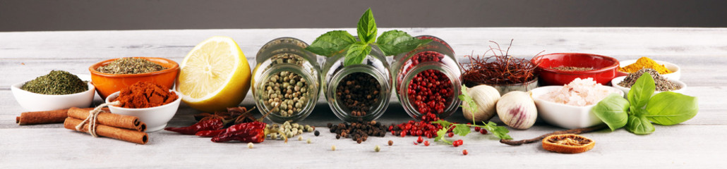 Przyprawy i zioła na stole. Żywność i składniki kuchni z bazylią