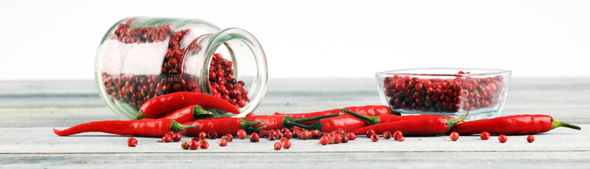 czerwona papryczka chili z ziarnami pieprzu