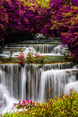 niesamowity wodospad huay mae kamin w kolorowym jesiennym lesie w kanchanaburi w tajlandii