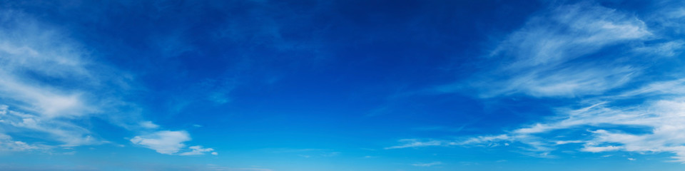 Panoramy niebo z chmurą na słonecznym dniu. Piękna chmura pierzasta.