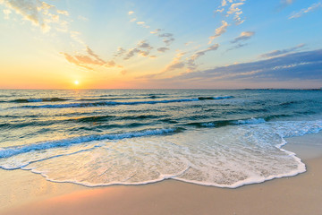 Długa fala na wybrzeżu, świt na morzu, Tunezja