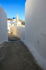 Uliczki w Pyrgos otoczone białymi murami, Santorini, Grecja