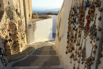 Uliczki Pyrgos, małego miasteczka na wyspie Santorini