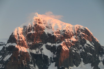 ośnieżony masywny górki szczyt w świetle zachodzącego słońca