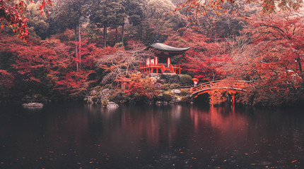 Daigo-ji świątynia w jesień sezonie przy Japan