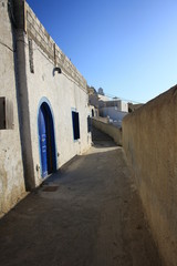 Wąskie uliczki w Pyrgos, wyspa Santorini, Grecja