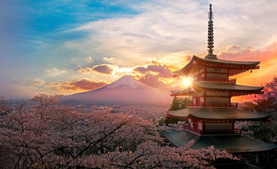 Fujiyoshida, Japonia Piękny widok na górę Fuji i pagodę Chureito o zachodzie słońca, Japonia na wiosnę z wiśniowych kwiatów