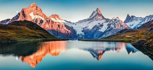 Fantastyczna wieczorna panorama jeziora Bachalp / Bachalpsee, Szwajcaria. Malowniczy jesień zmierzch w Szwajcarskich alps, Grindelwald, Bernese Oberland, Europa. Piękno natury pojęcia tło.
