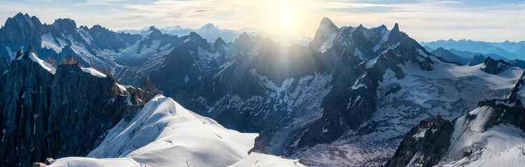 Panorama masywu Mont Blanc, pasmo górskie w Alpach, Francja