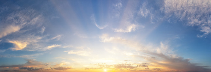 Zmierzchu chmurny niebo z pomarańczowym słońcem