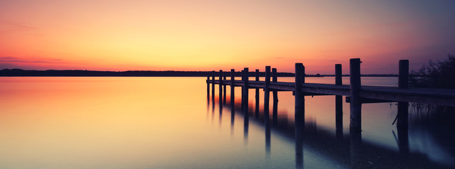 samotna kładka nad jeziorem