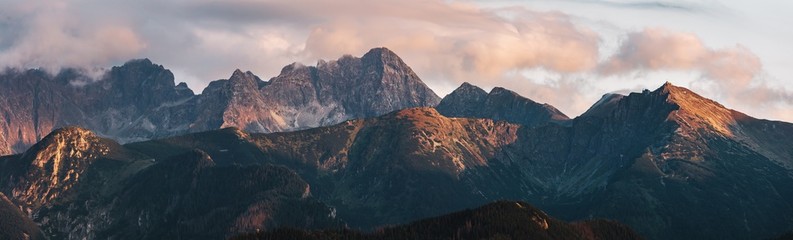 Szczyty górskie o zachodzie słońca. Tatry w Polsce.