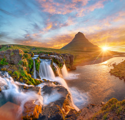 Piękny krajobraz z wschodem słońca na Kirkjufellsfoss siklawie i Kirkjufell górze, Iceland, Europa.