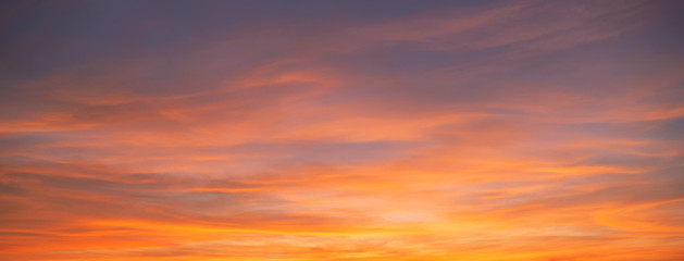 Niebo zachód słońca Natura streszczenie tło. Dramatyczne niebieskie i pomarańczowe, kolorowe chmury o zmierzchu.