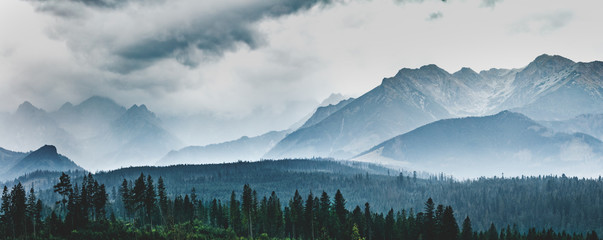 Szczyty górskie w chmurach i mgle. Tatry, Polska.