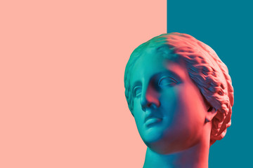 Kolaż koncepcyjny sztuki współczesnej z zabytkową głową w surrealistycznym stylu. Nowoczesna sztuka niezwykła.