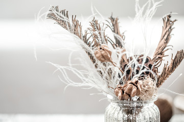 Martwa natura piękny wazon z suszonymi kwiatami.
