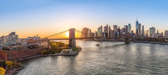 New York City Brooklyn Bridge wieczorem skyline zachód słońca