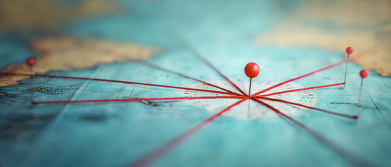 Znajdź swoją drogę. Oznaczenie lokalizacji pinezką na mapie z trasami. Przygoda, odkrycie, nawigacja, komunikacja, logistyka, geografia, transport i podróż koncepcja tematu.