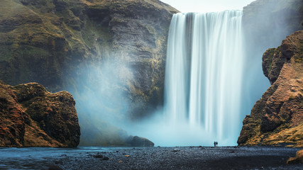 Para turystyczna pobliska sławna Skogafoss siklawa, Iceland