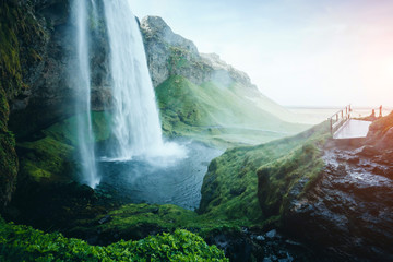 Doskonały widok na potężny wodospad Seljalandsfoss w świetle słonecznym. Lokalizacja miejsce Islandia, Europa.
