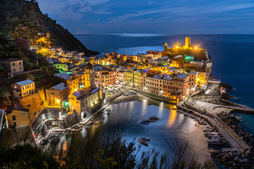 Vernazza nocą, Cinque Terre, Liguria, La Spezia, Włochy