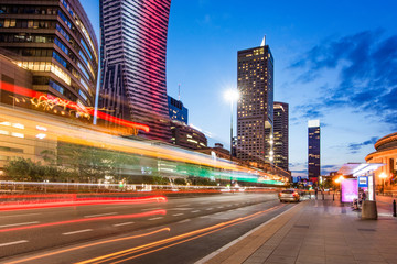 Warszawa nocą, długi czas naświetlania, smugi światła samochodów, Pałac Kultury w tle, Polska