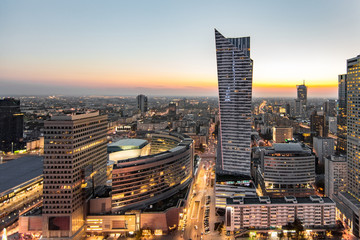 Nowoczesne wieżowce w Warszawie podczas zachodu słońca, Polska