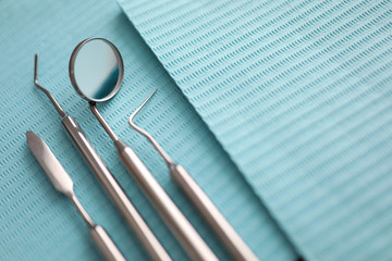 Stos dentystów narzędzia kłama przy zieloną tkanką