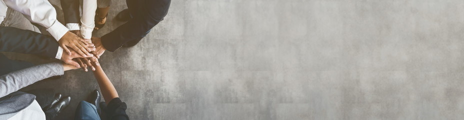 Zespół firmy składając ręce, widok z góry