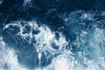 Widok z góry na błękitne fale oceanu.