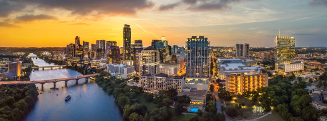 Panoramę Austin w Teksasie z zachodem słońca