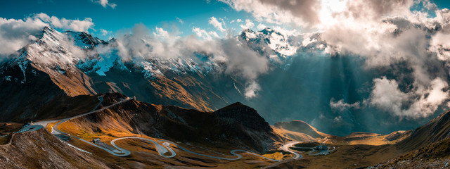 Panoramiczny obraz Grossglockner Alpine Road. Zakręt kręta droga w Alpach.