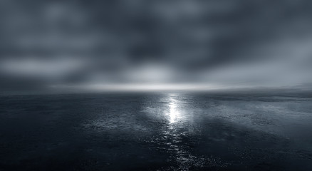 Ciemna ulica, mokry asfalt, odbicia promieni w wodzie. Streszczenie ciemnoniebieskie tło, dym, smog. 