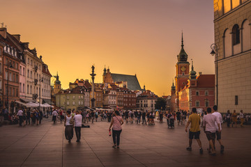Złoty zachód słońca na Warszawskim placu zamkowym