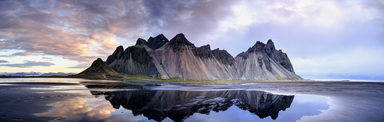 Wydmy na Stokksnes na południowo-wschodnim wybrzeżu Islandii z Vestrahorn (góra Batman). Islandia, Europa.