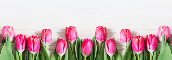 Piękne różowe tulipany na podłoże drewniane.