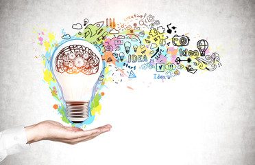 Ręka mężczyzny Wyświetlono szkic kreatywny pomysł