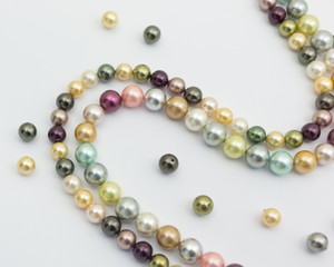 seashell kolorowe sznury kolorowych pereł i pojedyncze koraliki