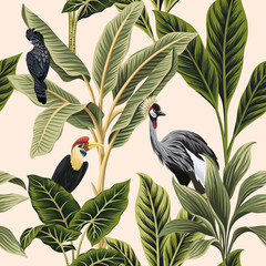 Tropikalny vintage botaniczny ptak żuraw, papuga, palma, roślina, bananowiec kwiatowy wzór różowy tło. Egzotyczna tapeta dżungli.