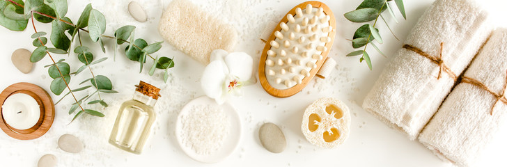 Koncepcja spa z olejkiem eukaliptusowym i ekstraktem z liści eukaliptusa naturalne / organiczne produkty kosmetyczne spa, ekologiczne akcesoria łazienkowe. Koncepcja pielęgnacji skóry na białym tle. 