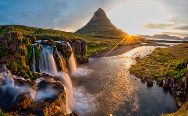 Piękny krajobraz ze wschodem słońca nad wodospadem Kirkjufellsfoss i górą Kirkjufell, Islandia, Europa.