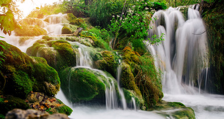 Jeziora Plitwickie, Chorwacja. Piękne miejsce odwiedzane co roku przez tysiące turystów.